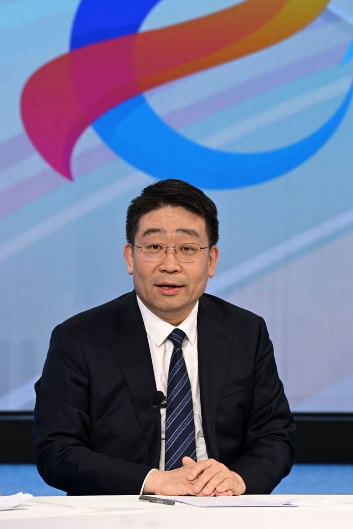 國(guó)家發(fā)展改革委產(chǎn)業(yè)司副司長(zhǎng)霍福鵬在“中國(guó)經(jīng)濟(jì)圓桌會(huì)”錄制現(xiàn)場(chǎng)交流發(fā)言。新華社記者 金良快 攝