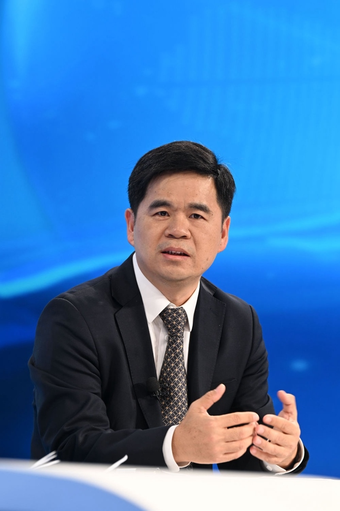 工業(yè)和信息化部運(yùn)行監(jiān)測(cè)協(xié)調(diào)局副局長(zhǎng)何海林在“中國(guó)經(jīng)濟(jì)圓桌會(huì)”錄制現(xiàn)場(chǎng)交流發(fā)言。新華社記者 金良快 攝