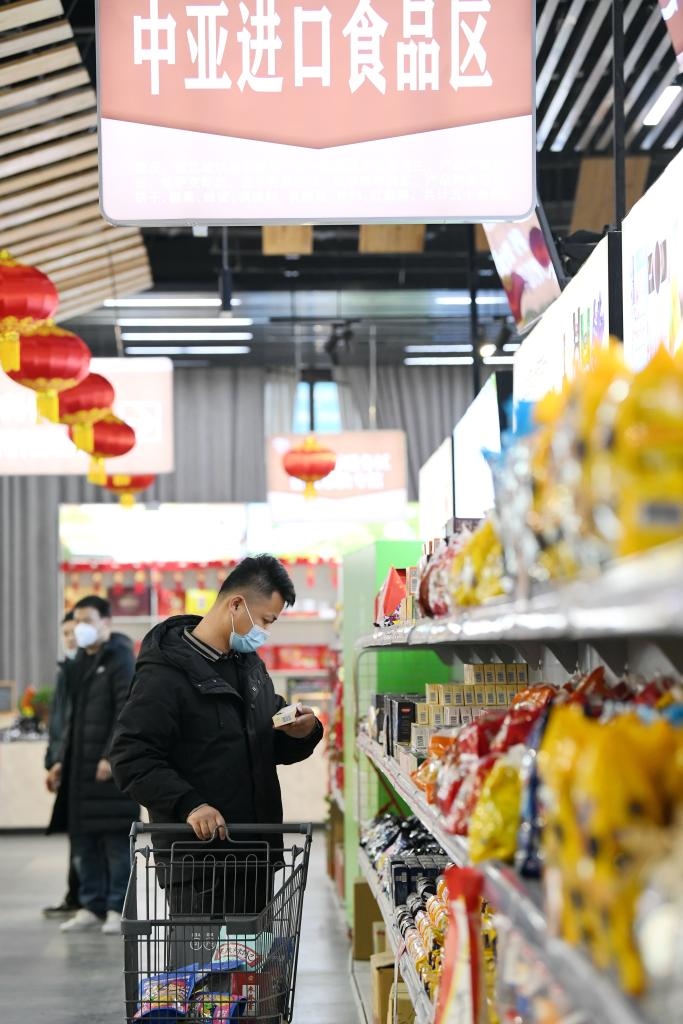在位于西安浐灞國(guó)際港的愛(ài)菊健康生活體驗(yàn)館，消費(fèi)者挑選中亞進(jìn)口食品。新華社記者李一博 攝