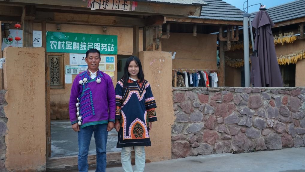 吉好有果和父親吉好也求在三河村新家合影。新華社記者 尹恒 攝