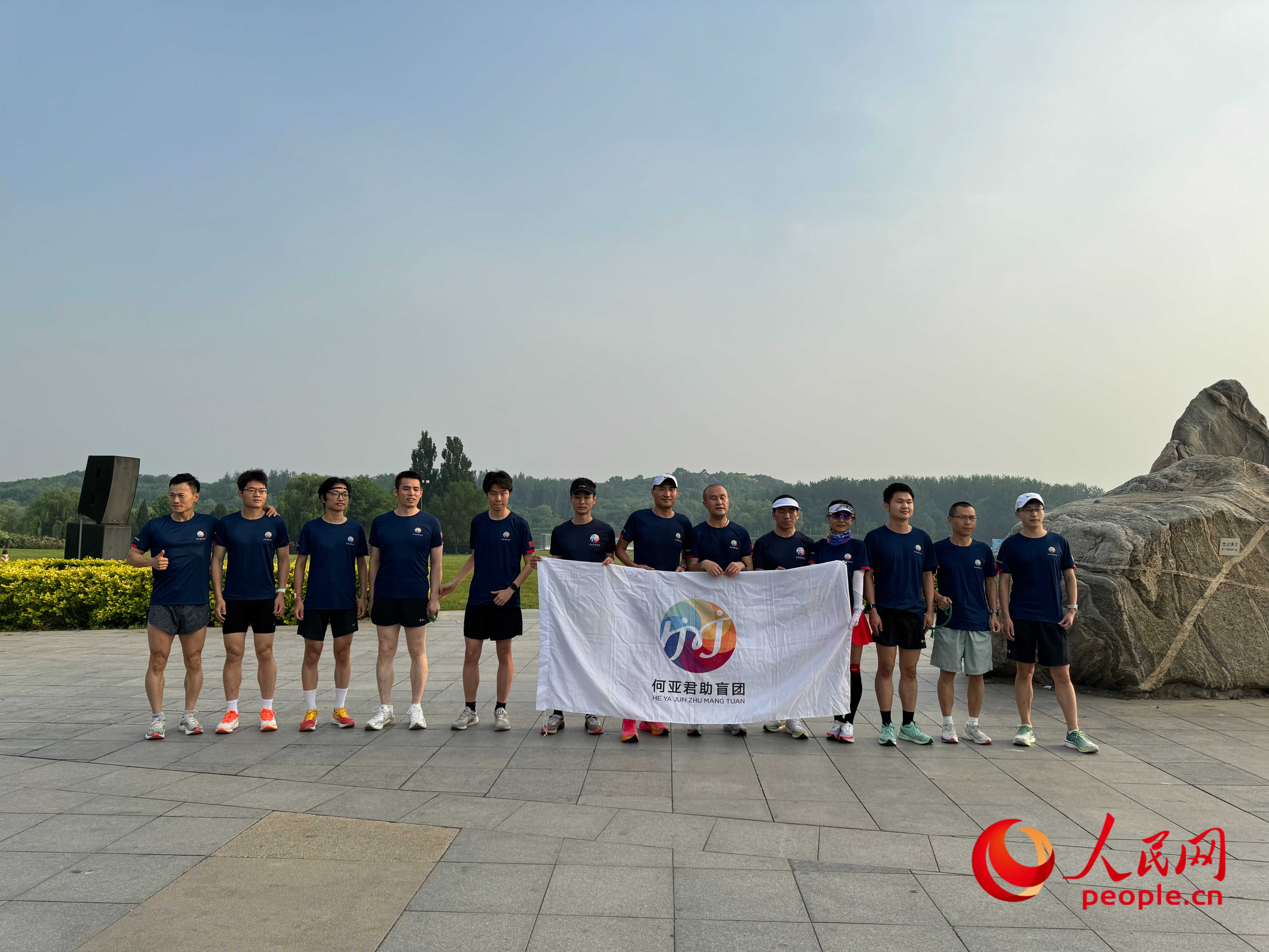 何亞君助盲團的部分成員合影。人民網(wǎng) 周靜圓攝