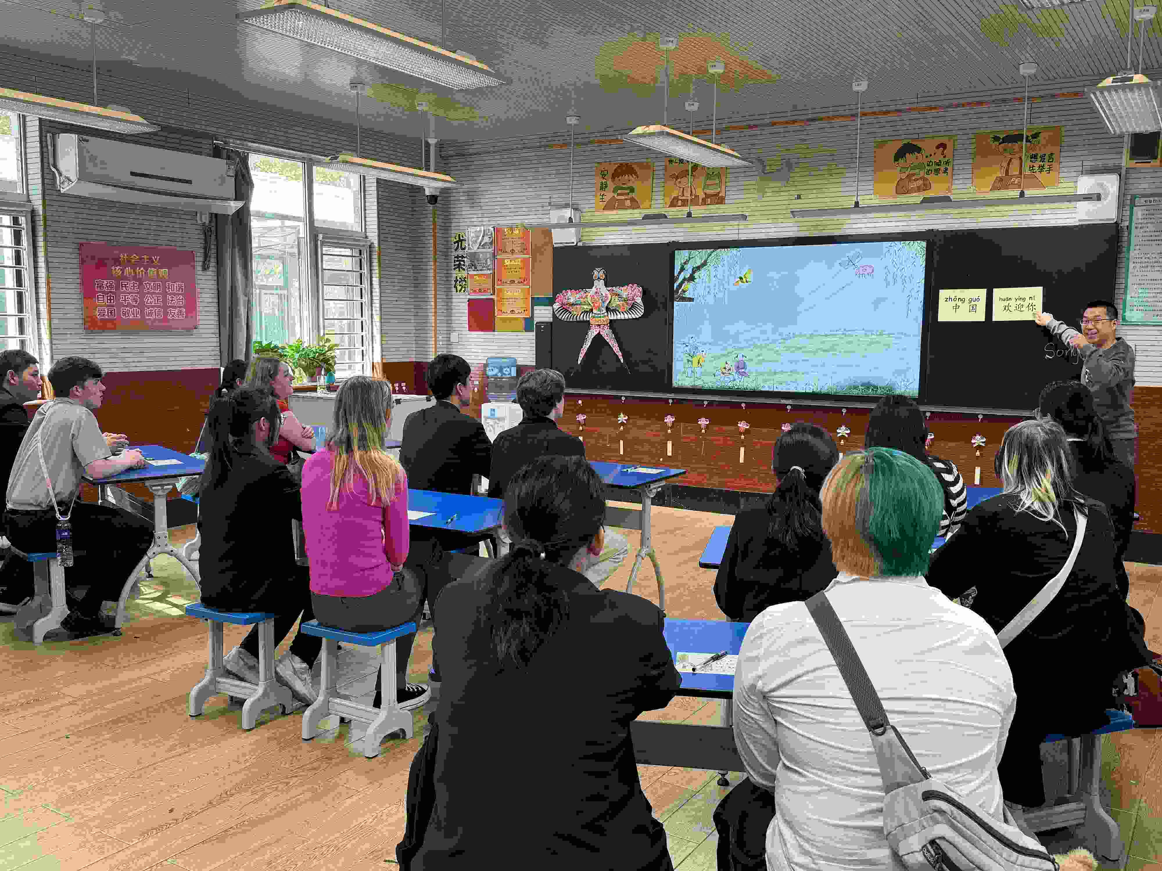 2024年4月20日，美國艾奧瓦州馬斯卡廷高中“友誼傳承”研學團來到石家莊外國語學校，中美學生同上一節(jié)中文課。