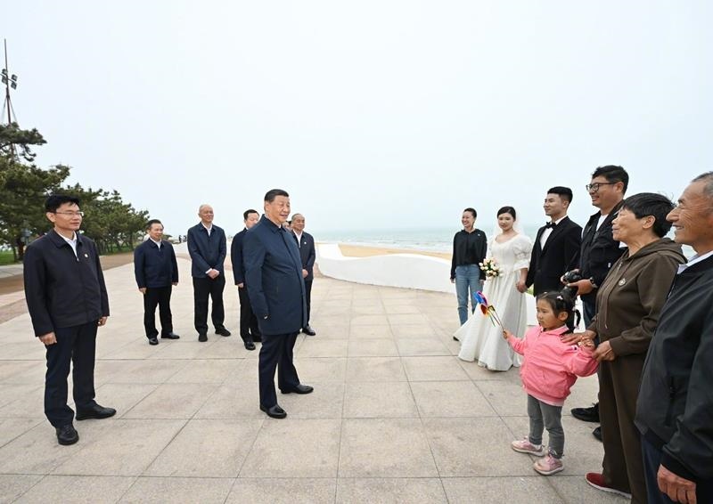 5月22日，在山東日照考察調(diào)研的習(xí)近平總書記來到陽光海岸綠道，同市民游客親切交流。