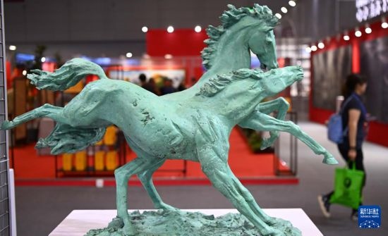 5月24日在第二十屆中國(guó)（深圳）國(guó)際文化產(chǎn)業(yè)博覽交易會(huì)俄羅斯美術(shù)協(xié)會(huì)展臺(tái)拍攝的馬雕塑作品。新華社記者 鄧華 攝