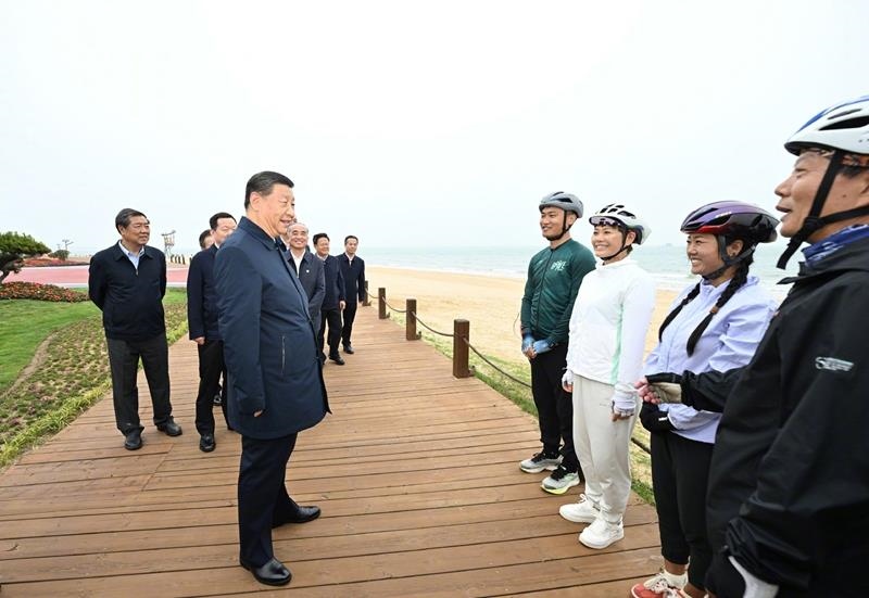 5月22日，在山東日照考察調(diào)研的習(xí)近平總書記來到陽光海岸綠道，和騎行愛好者親切交流。