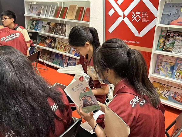 馬來西亞讀者在中國聯合展臺翻閱中國書籍。 中國圖書進出口（集團）有限公司供圖