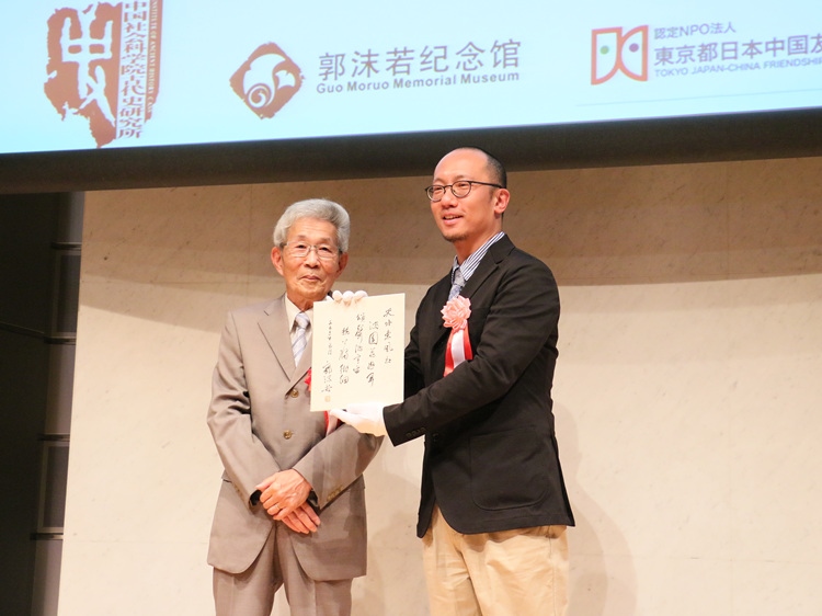 坂田昌一之子坂田文彥（左一）向郭沫若紀念館捐獻郭沫若致坂田昌一手跡。人民網(wǎng) 許可攝