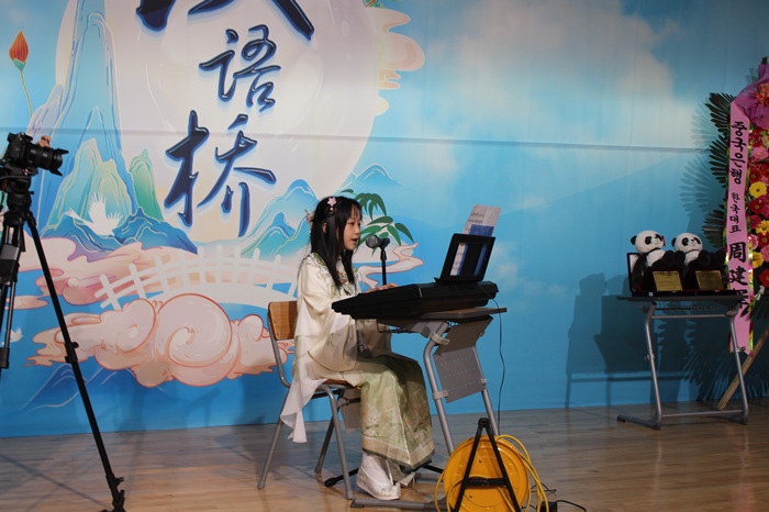 參賽選手在比賽中進(jìn)行中華才藝展示。