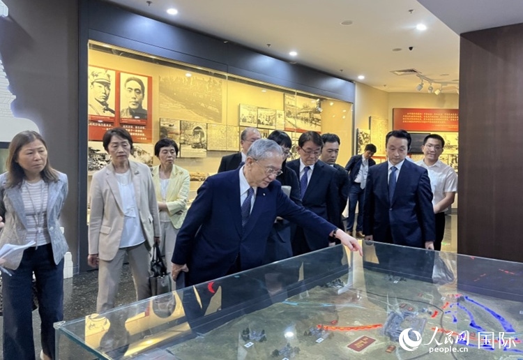 創(chuàng)價學會會長原田稔（中）與青年代表團成員訪問中國人民抗日戰(zhàn)爭紀念館。人民網(wǎng)記者 陳思攝