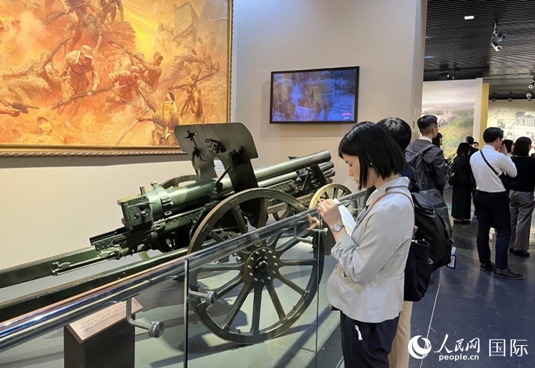 創(chuàng)價學會青年代表團成員在中國人民抗日戰(zhàn)爭紀念館參觀。人民網(wǎng)記者 陳思攝