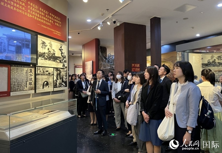 創(chuàng)價學會青年代表團成員在中國人民抗日戰(zhàn)爭紀念館參觀。人民網(wǎng)記者 陳思攝