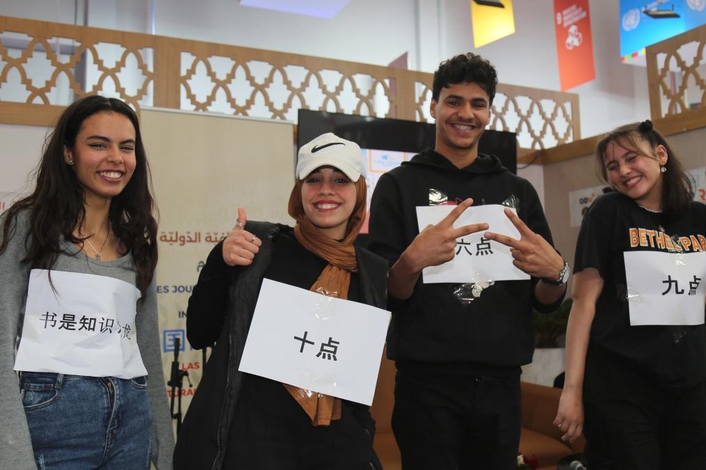 2024年4月24日，突尼斯高中生在首都突尼斯市舉辦的突尼斯國際書展上表演漢語節(jié)目。新華社發(fā)（阿代爾攝）