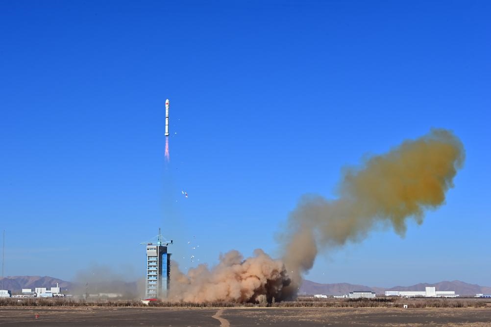 2023年12月4日，中國在酒泉衛(wèi)星發(fā)射中心使用長征二號丙運(yùn)載火箭，成功將援埃及二號衛(wèi)星發(fā)射升空，衛(wèi)星順利進(jìn)入預(yù)定軌道，發(fā)射任務(wù)獲得圓滿成功。新華社發(fā)（汪江波 攝）