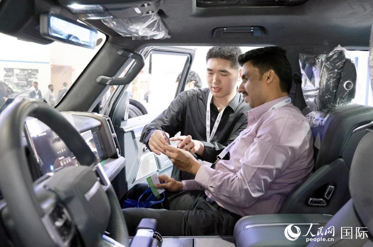 客戶在了解中國(guó)產(chǎn)汽車。人民網(wǎng)記者 管克江攝