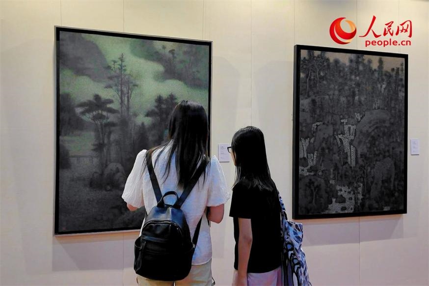 觀眾正在觀賞王秦生畫(huà)作《云山幽趣》。人民網(wǎng)記者 劉微攝