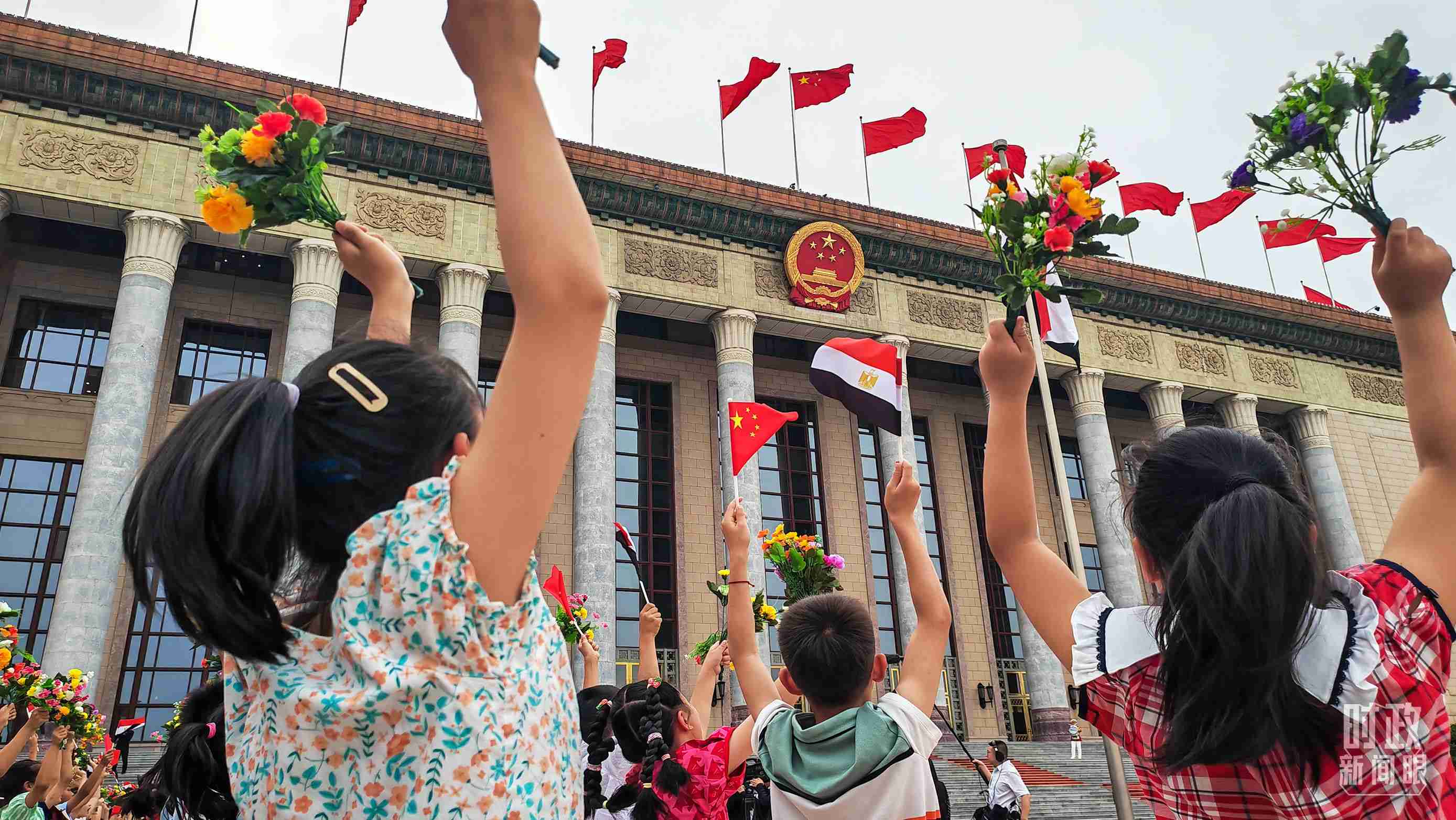 △5月29日下午，習(xí)近平主席舉行儀式歡迎埃及總統(tǒng)塞西訪華。圖為歡迎儀式現(xiàn)場(chǎng)的少年兒童。（總臺(tái)央視記者劉琦拍攝）