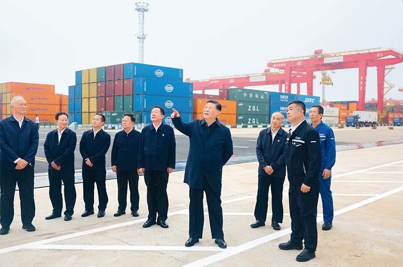 2024年5月22日至24日，中共中央總書記、國家主席、中央軍委主席習(xí)近平在山東考察。這是22日下午，習(xí)近平在日照港察看全自動(dòng)化集裝箱碼頭作業(yè)場景。 新華社記者 鞠鵬/攝