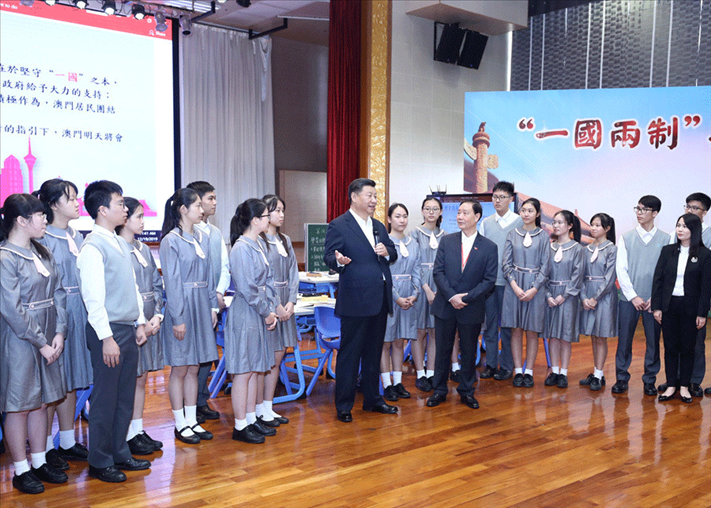 2019年12月19日，習(xí)近平總書記來(lái)到澳門濠江中學(xué)附屬英才學(xué)校，和師生親切交流。