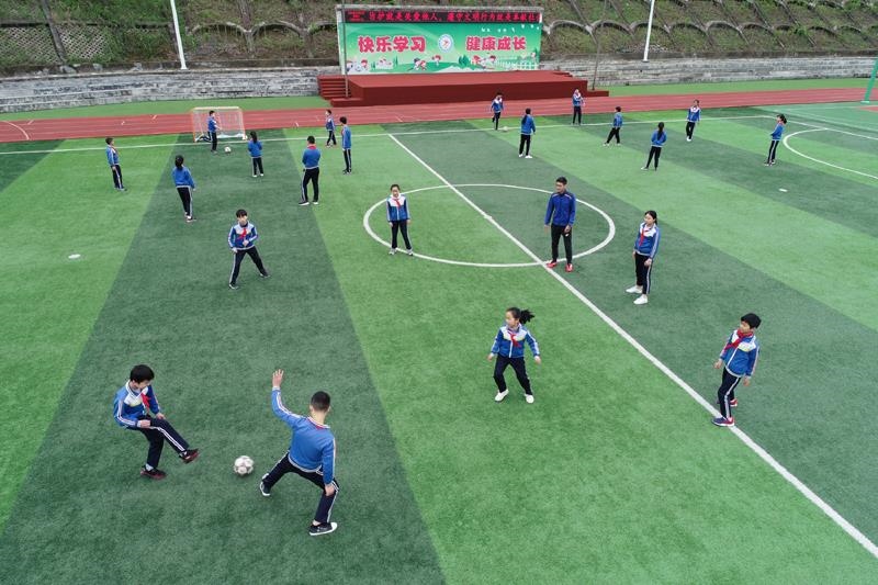 陜西安康平利縣老縣鎮(zhèn)中心小學(xué)的學(xué)生在操場(chǎng)上踢球。