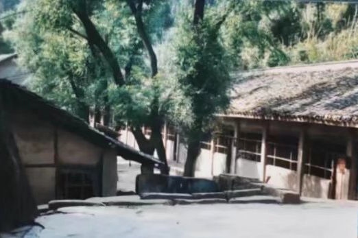 這是之江小學(xué)的前身——四川省南充市嘉陵區(qū)一所山區(qū)小學(xué)的校舍（資料照片翻拍）。