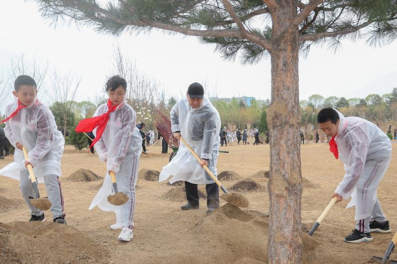 2023年4月4日，習(xí)近平總書記來(lái)到北京市朝陽(yáng)區(qū)東壩中心公園參加首都義務(wù)植樹活動(dòng)。這是總書記同孩子們一起植樹。