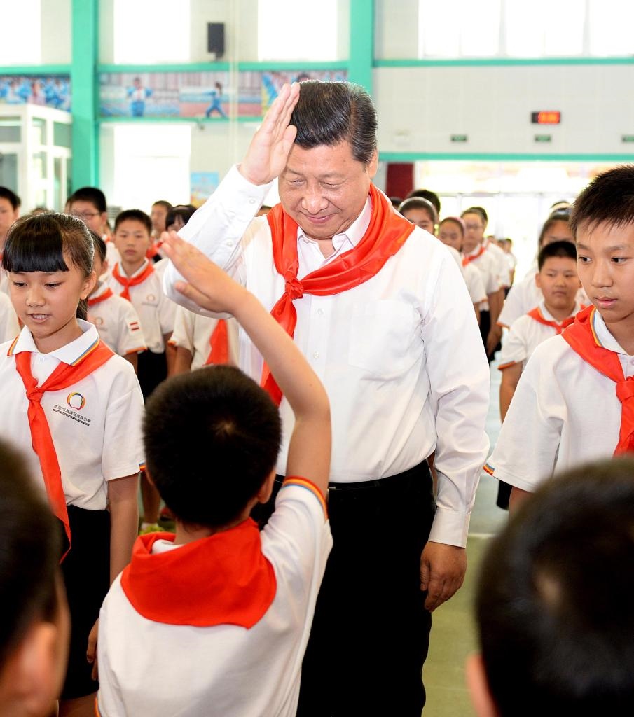 2014年5月30日，習(xí)近平總書(shū)記來(lái)到北京市海淀區(qū)民族小學(xué)，參加慶祝“六一”國(guó)際兒童節(jié)活動(dòng)。新華社記者 李濤 攝
