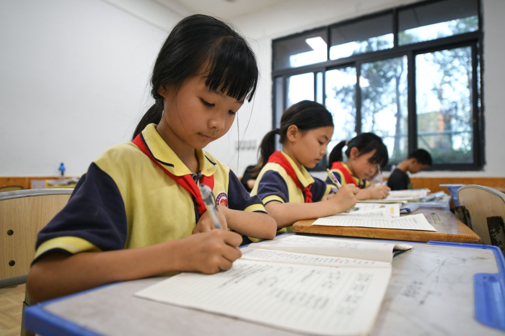 5月30日，學(xué)生在之江小學(xué)“留守兒童之家”寫作業(yè)。