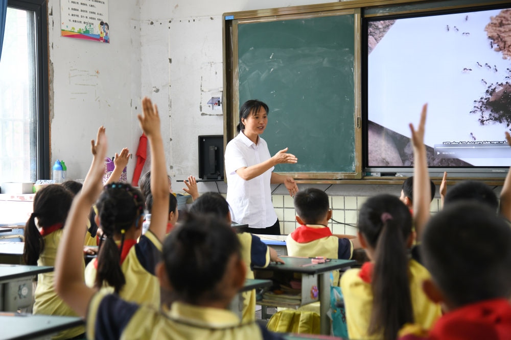 5月31日，學生在科學課上與老師互動。新華社記者 胥冰潔 攝