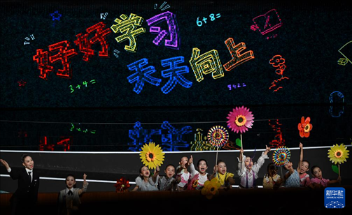 6月1日，演員在“我和祖國(guó)一起成長(zhǎng)”主題演出活動(dòng)中表演。新華社記者 金良快 攝