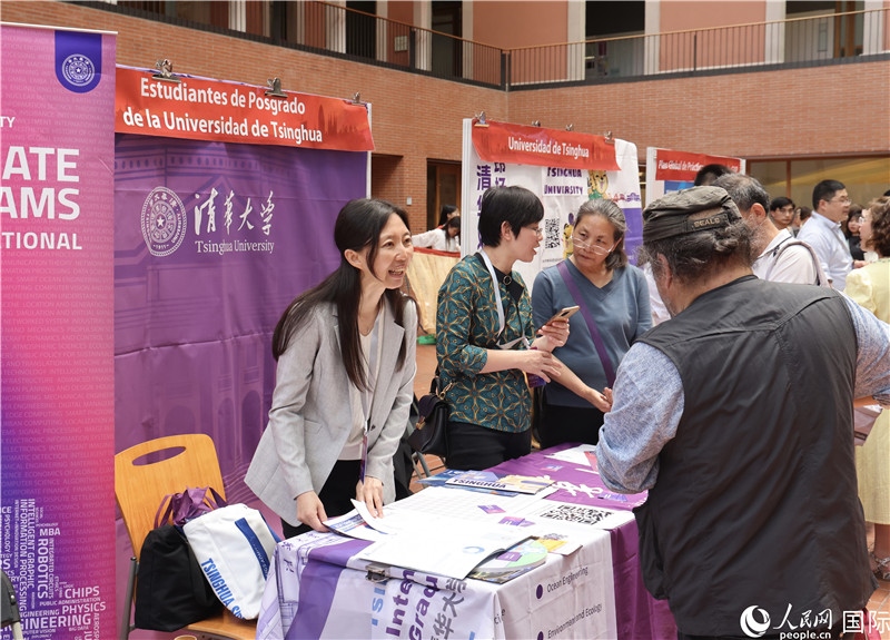 旅西華人華僑在展臺(tái)前咨詢。人民網(wǎng)記者 顏歡攝