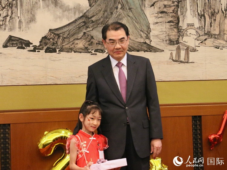 吳江浩大使向中文朗誦比賽獲獎選手代表贈送書籍。人民網(wǎng) 許可攝