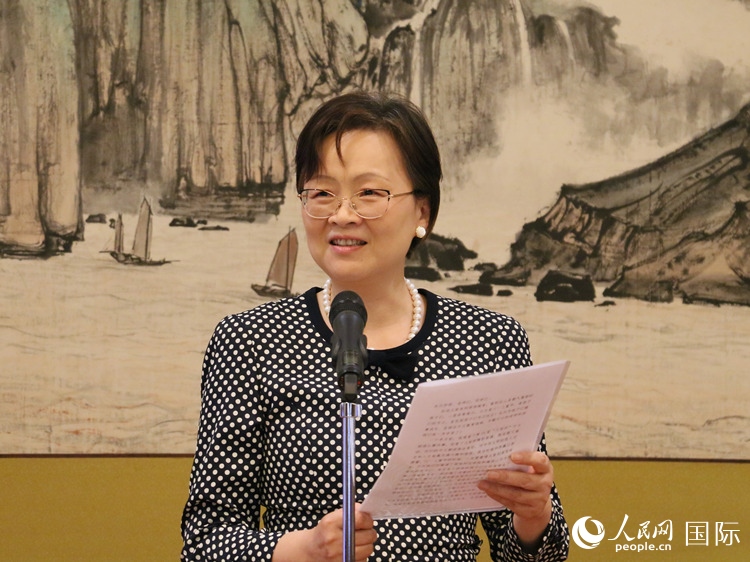 大使夫人丁玥致辭。人民網(wǎng) 許可攝