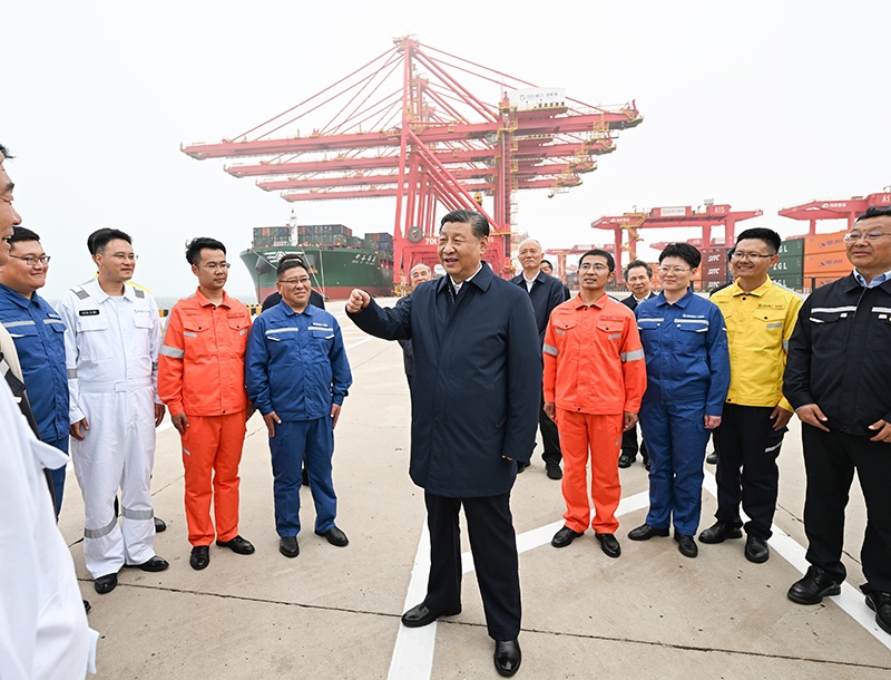 △2024年5月22日，習(xí)近平總書記在山東省日照港親切慰問港口科技工作者、運(yùn)營(yíng)人員、航運(yùn)人員。