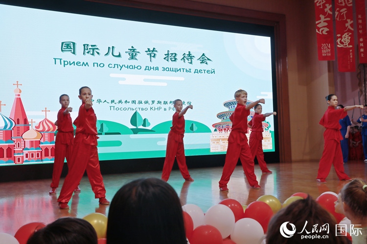 俄羅斯少年進行武術(shù)表演。人民網(wǎng)記者 隋鑫攝