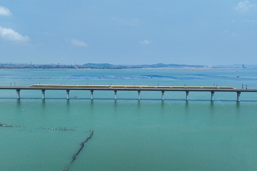 △2023年6月28日，CR450動車組試驗列車在湄洲灣跨海大橋交會運行，單列最高運行時速達(dá)到453公里。
