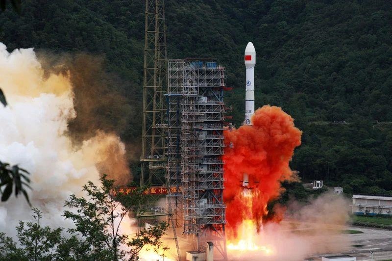 △2020年6月23日，我國北斗三號全球衛(wèi)星導(dǎo)航系統(tǒng)最后一顆組網(wǎng)衛(wèi)星在西昌衛(wèi)星發(fā)射中心點火升空。同年7月，北斗三號系統(tǒng)正式開通全球服務(wù)，“中國的北斗”真正成為“世界的北斗”。