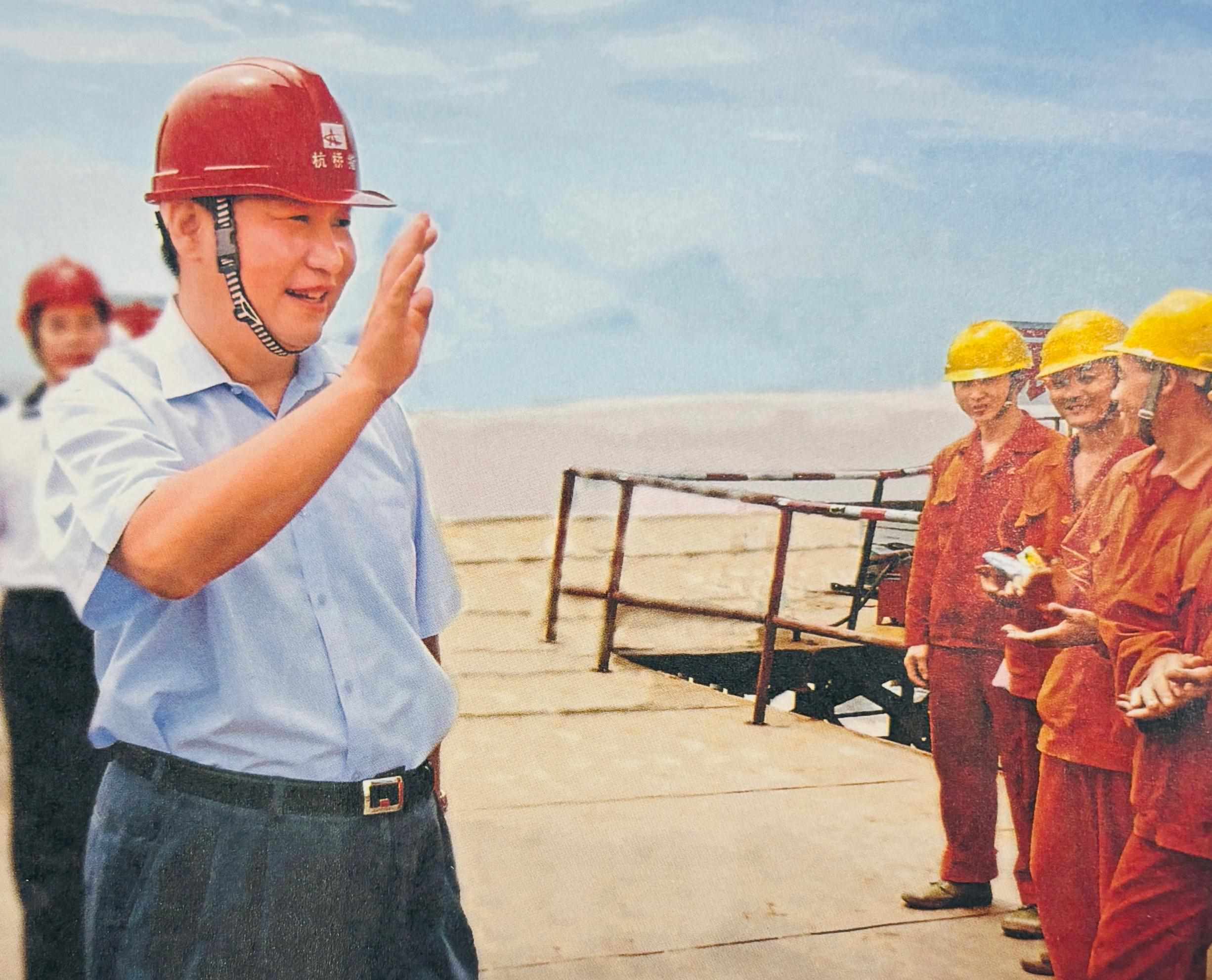 △2006年7月12日，習(xí)近平在杭州灣跨海大橋嘉興市海鹽段建設(shè)工地慰問工人。