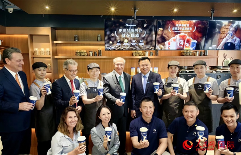 巴西副總統(tǒng)阿爾克明在北京某咖啡店推廣巴西咖啡。人民網(wǎng)記者 符園園攝