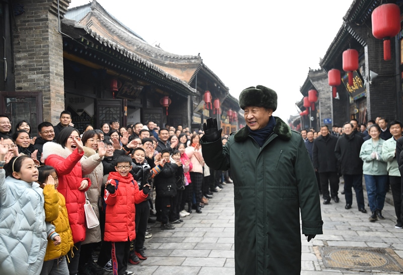 2022年1月27日，習(xí)近平總書記在山西平遙古城向現(xiàn)場(chǎng)群眾揮手致意。