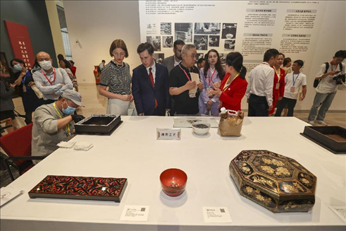 2023年5月28日，北京，推光漆器匠人為駐華使節(jié)展示技藝。