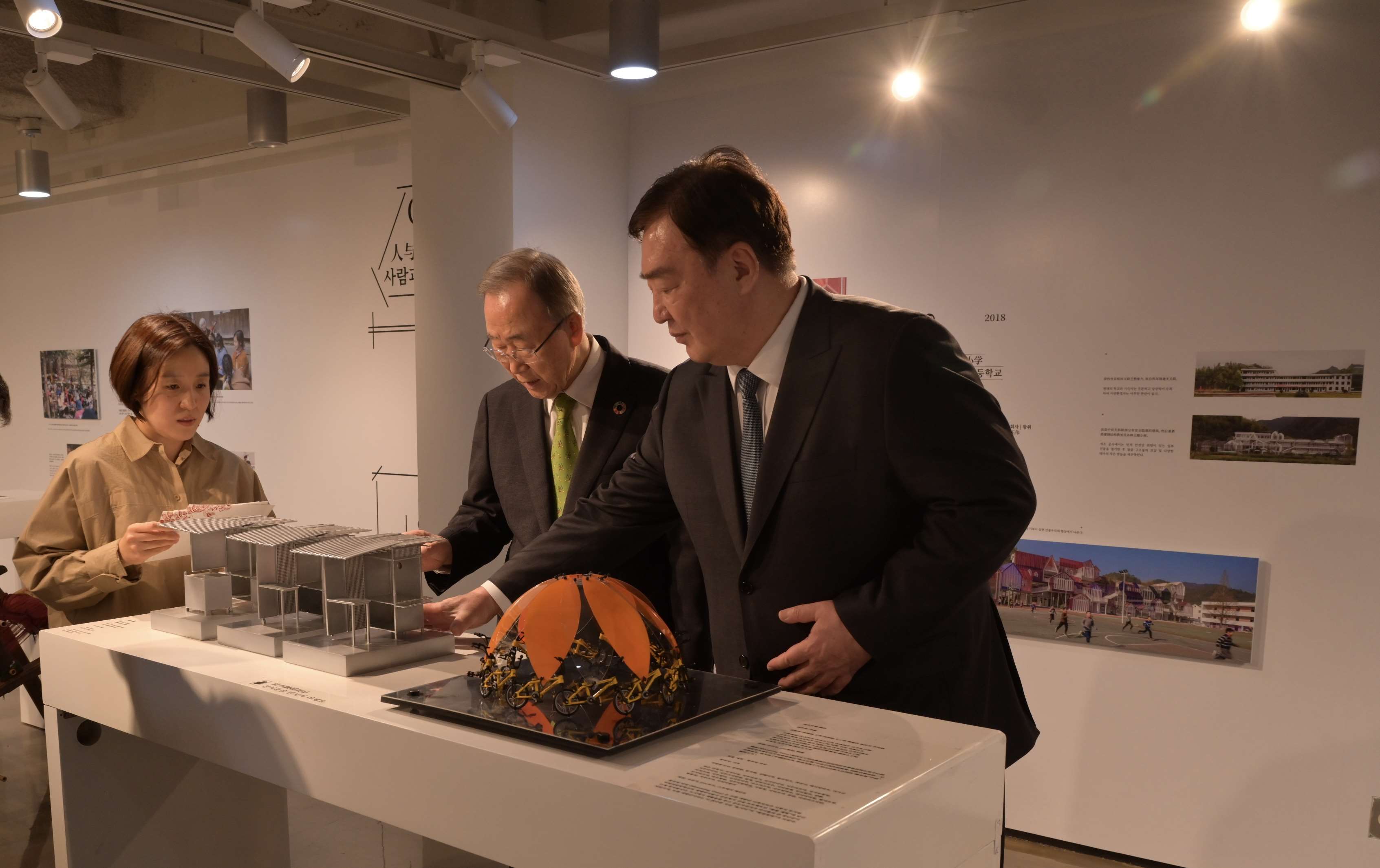 邢海明（右一）與潘基文共同參觀《自然生活傳承——美麗中國特展》。首爾中國文化中心供圖