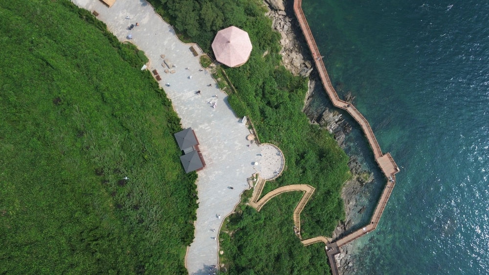 2023年8月16日，長海縣小長山島小水口森林公園一角（無人機照片）。新華社記者 陳為 攝
