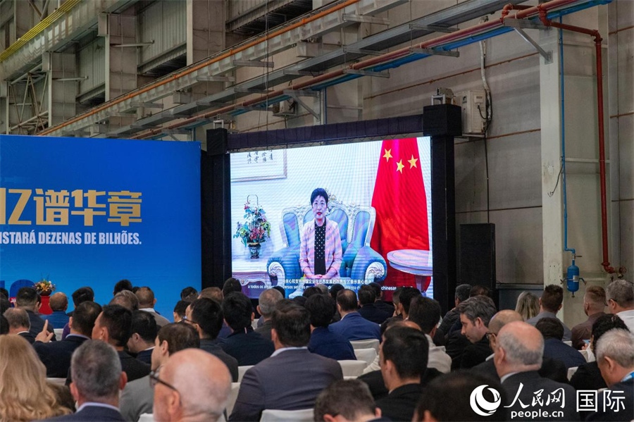 中國駐里約熱內(nèi)盧總領(lǐng)事田敏在視頻致辭中表示，中國是米納斯吉拉斯州第一大貿(mào)易伙伴和重要投資來源國。近年來，雙方在貿(mào)易投資、科技創(chuàng)新、裝備制造、人文交流等領(lǐng)域開展了富有成果的合作。 人民日?qǐng)?bào)社拉美中心分社 威廉·科埃略·維亞納攝