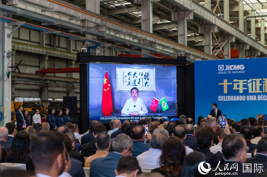 徐工集團(tuán)、徐工機(jī)械董事長楊東升在視頻致辭中表示，徐工作為中國工程機(jī)械的排頭兵，堅(jiān)定不移實(shí)施國際化主戰(zhàn)略，投資運(yùn)營的徐工巴西制造基地成為見證中巴友誼的標(biāo)桿示范。 人民日?qǐng)?bào)社拉美中心分社 威廉·科埃略·維亞納攝