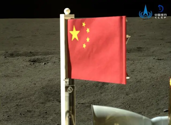 五星紅旗在落于月背的嫦娥六號(hào)探測(cè)器上展開。