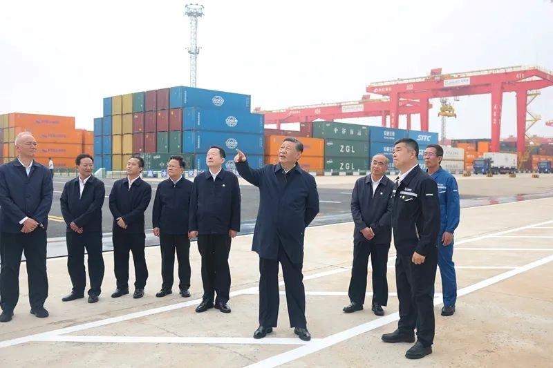 2024年5月22日，習(xí)近平總書記在山東日照港察看全自動(dòng)化集裝箱碼頭作業(yè)場(chǎng)景。
