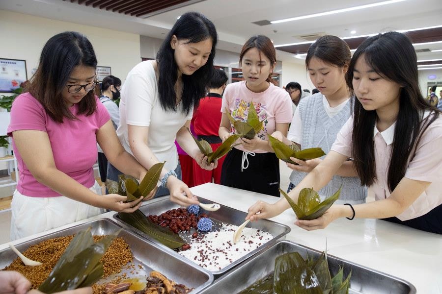 2024年6月1日，海峽兩岸青年學(xué)生在華東師范大學(xué)包粽子、做香囊，體驗(yàn)傳統(tǒng)文化。