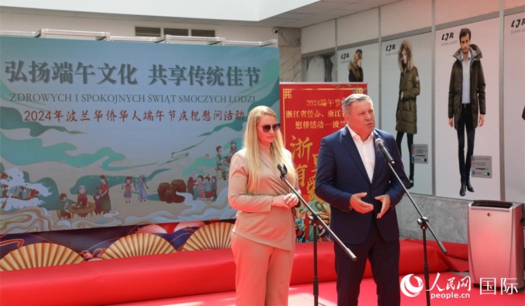 皮耶霍欽斯基（右）在活動上致辭。人民網(wǎng)記者 李增偉攝