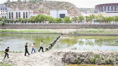  工作人員在內(nèi)蒙古呼和浩特市清水河縣城關(guān)鎮(zhèn)清水河河道巡查。新華社記者 貝赫攝