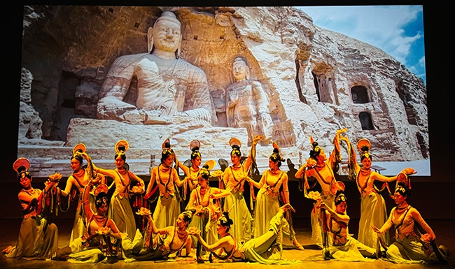 展演現(xiàn)場，同學們在表演節(jié)目《云岡飛天印象》。校方供圖